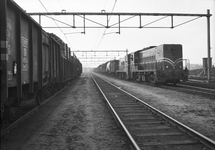 166561 Afbeelding van de diesel-electrische locomotief nr. 2203 (serie 2200/2300) van de N.S. met een goederentrein op ...